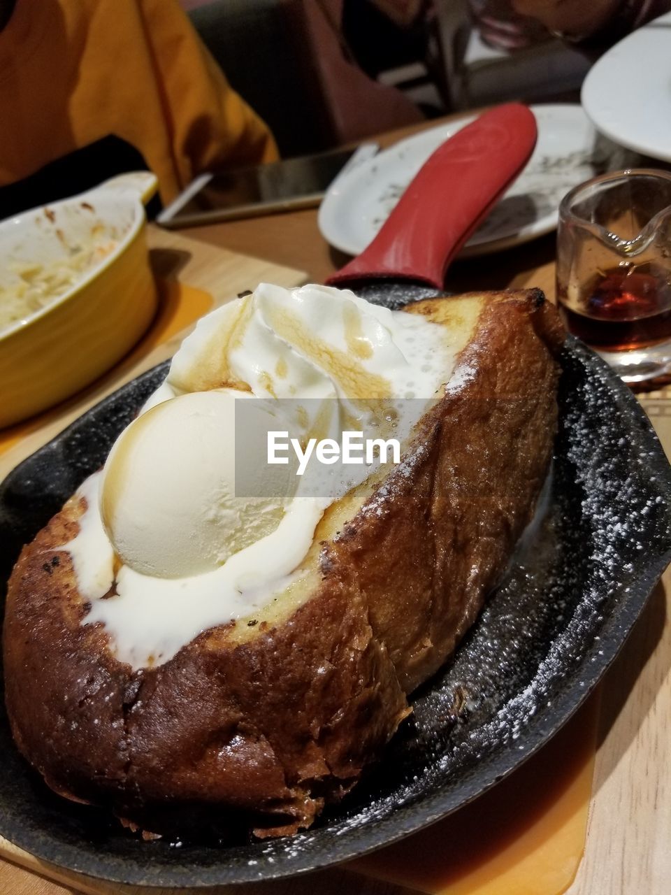 CLOSE-UP OF ICE CREAM IN PLATE