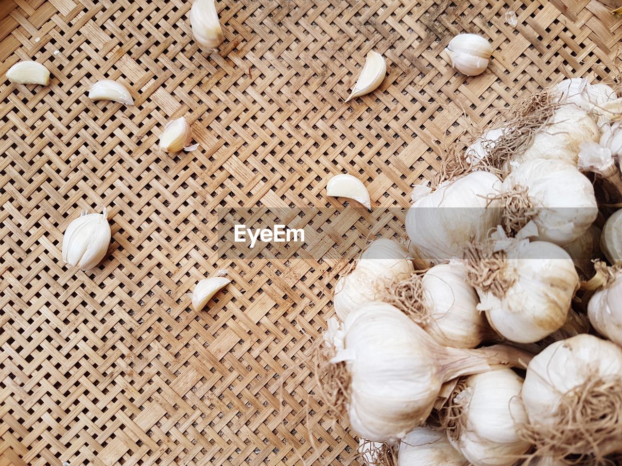 HIGH ANGLE VIEW OF WHITE GARLIC ON FLOOR