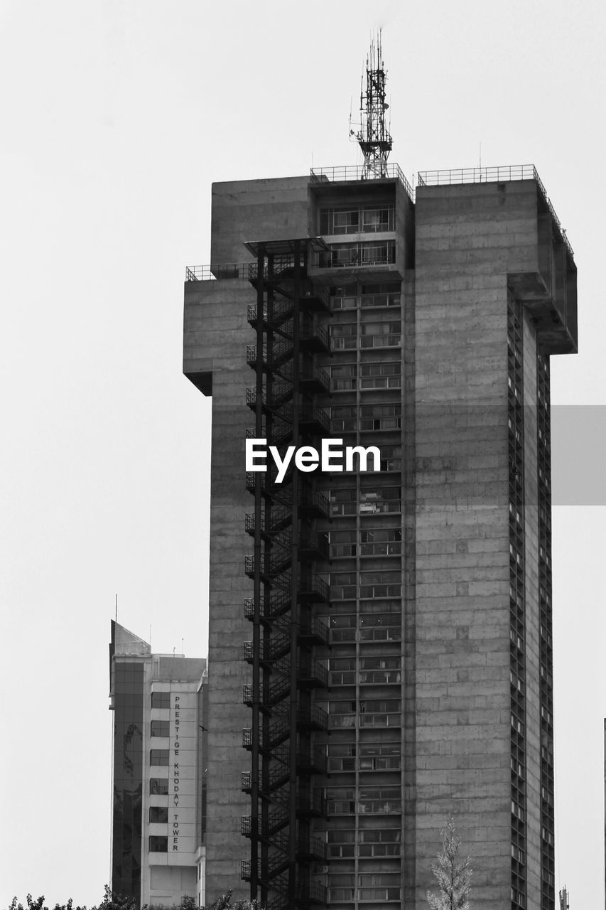 LOW ANGLE VIEW OF BUILDINGS AGAINST SKY IN CITY