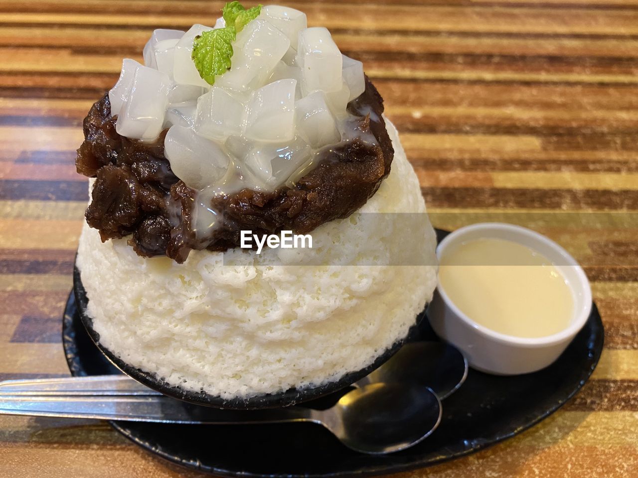 CLOSE-UP OF DESSERT IN PLATE