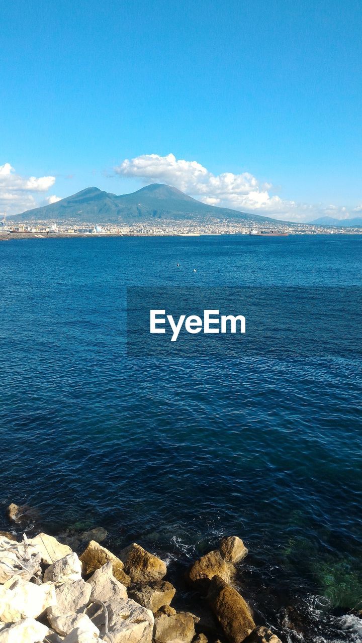 SCENIC VIEW OF SEA AND MOUNTAINS AGAINST SKY