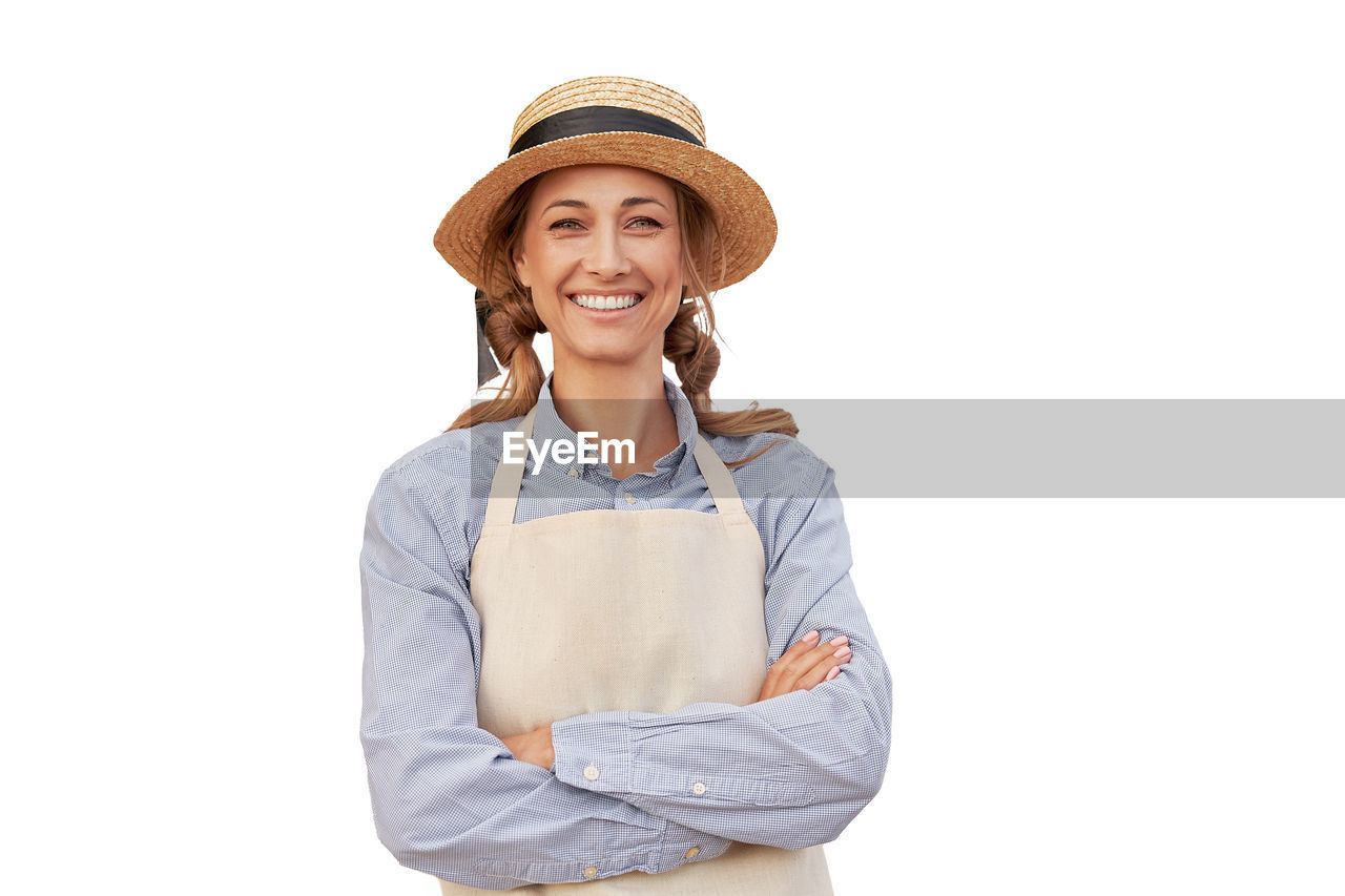 PORTRAIT OF A SMILING YOUNG WOMAN