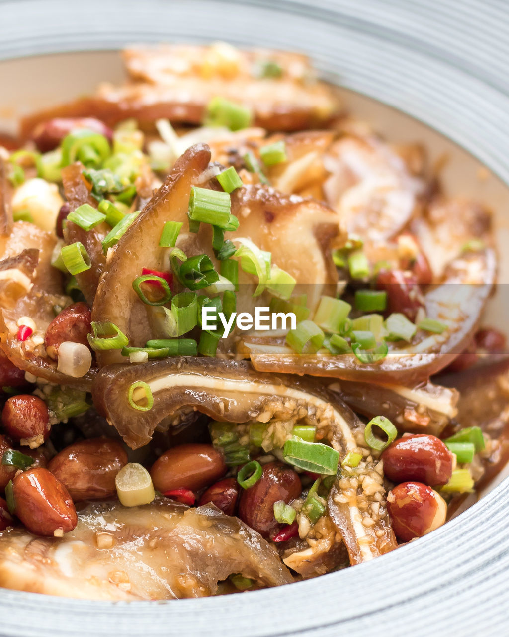 CLOSE-UP OF MEAT WITH VEGETABLES