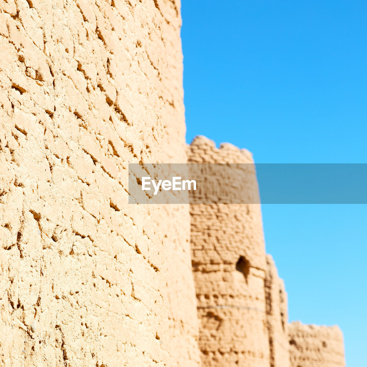 LOW ANGLE VIEW OF WALL AGAINST SKY