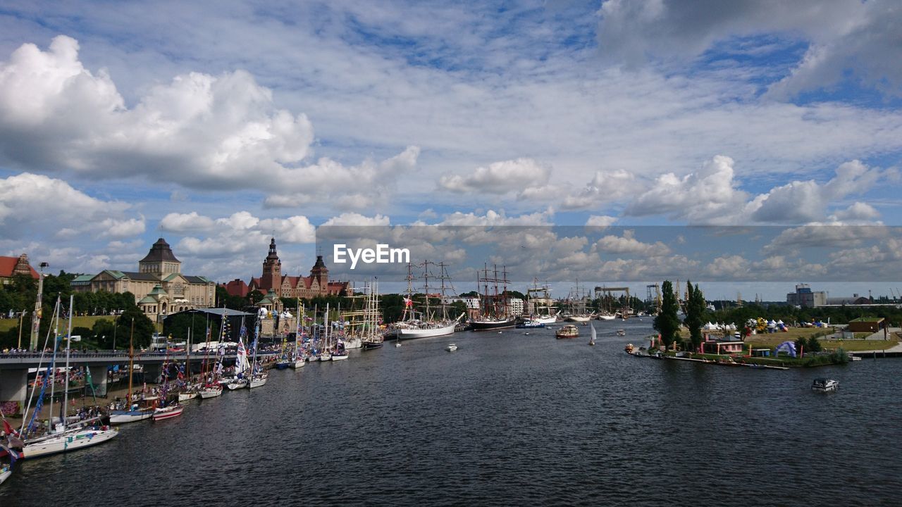 PANORAMIC SHOT OF RIVER AND TOWN AGAINST SKY