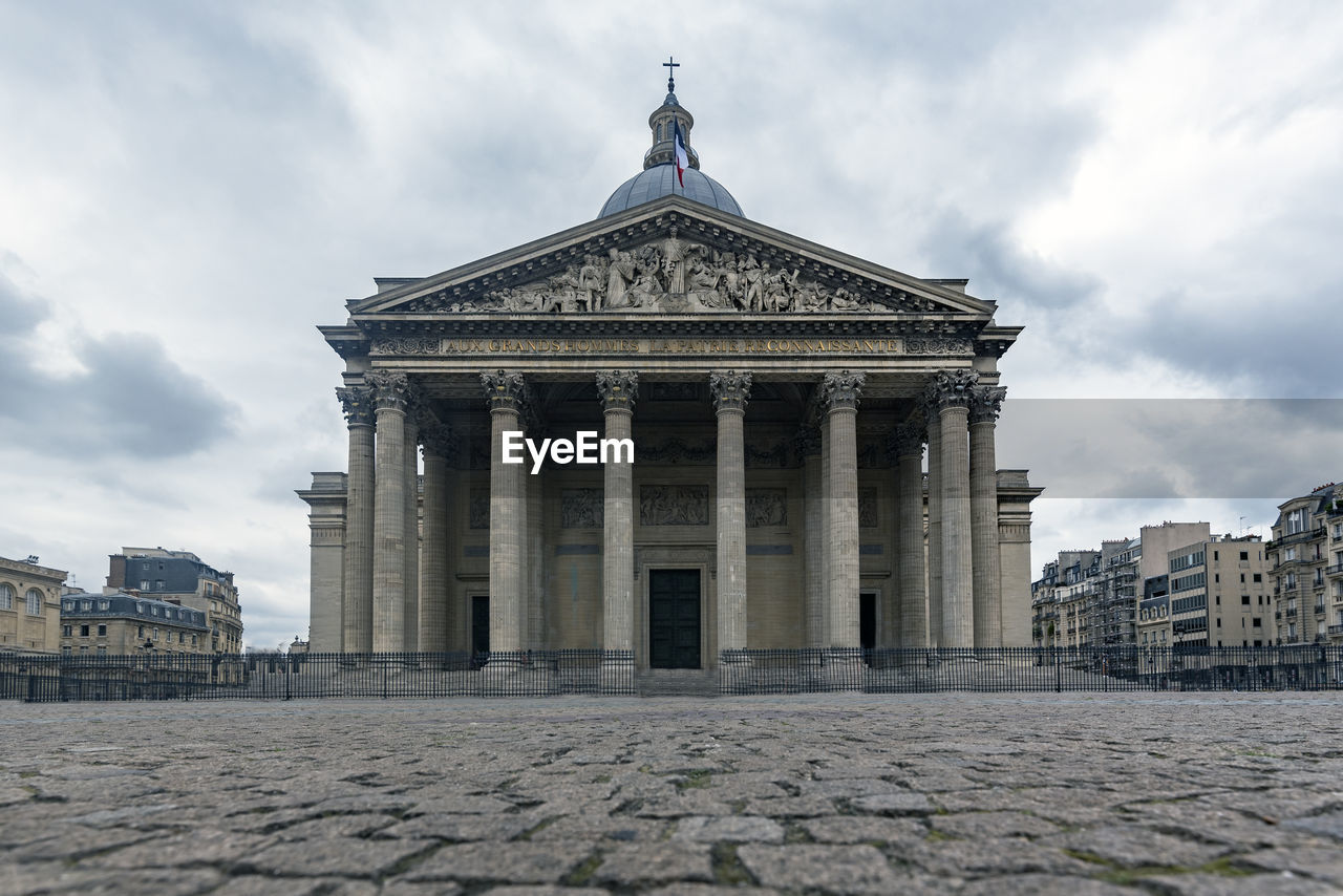 LOW ANGLE VIEW OF HISTORICAL BUILDING AGAINST SKY IN CITY