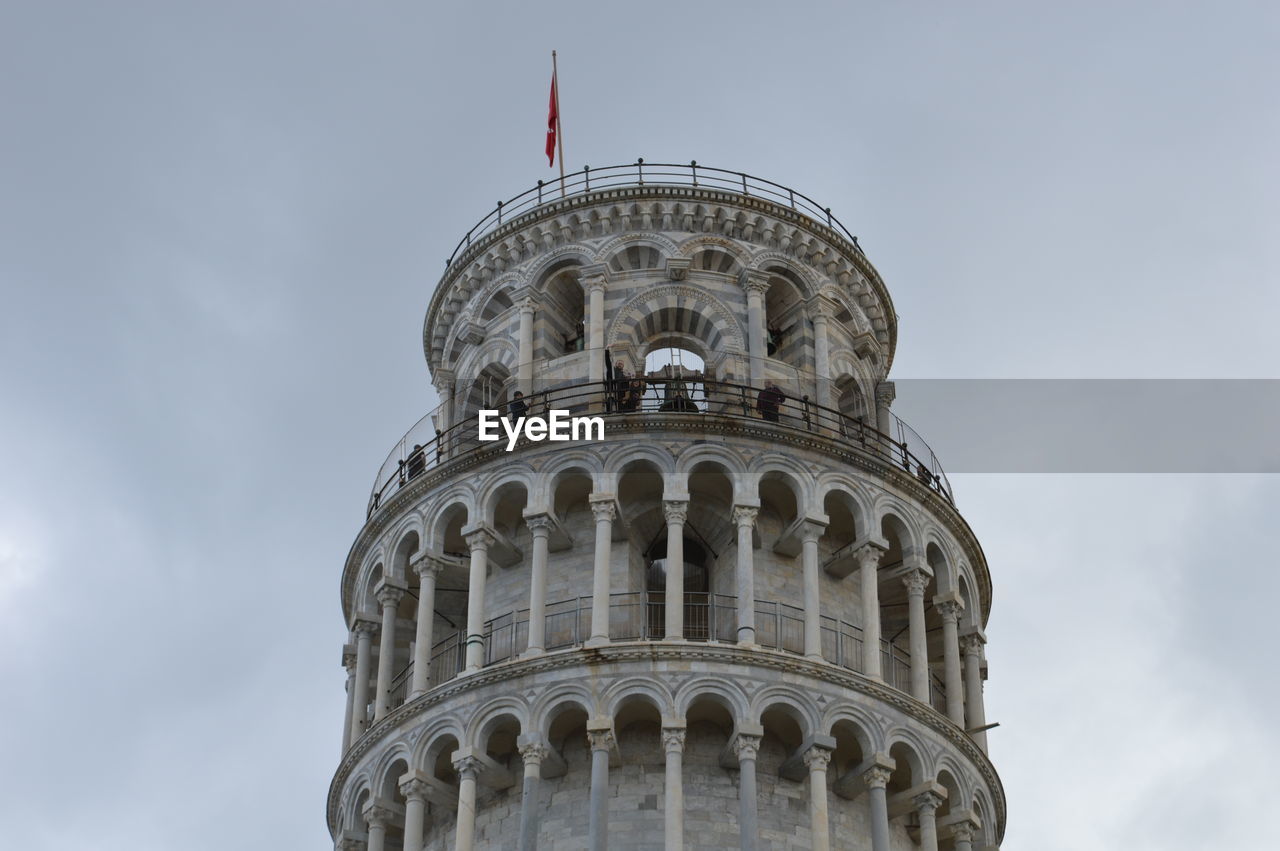 LOW ANGLE VIEW OF TOWER OF BUILDING