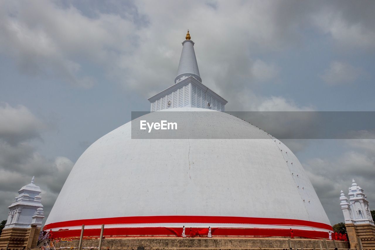 Monks wrapping ruwanwelisaya stupa, anaradhapura, sri lanka