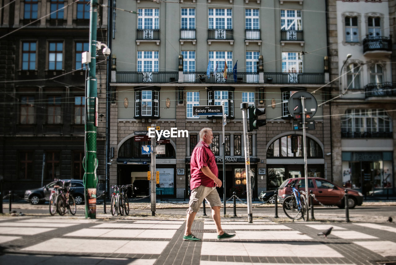 PEOPLE WALKING ON STREET IN CITY