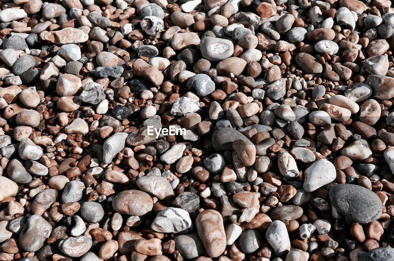 FULL FRAME SHOT OF PEBBLES ON BEACH