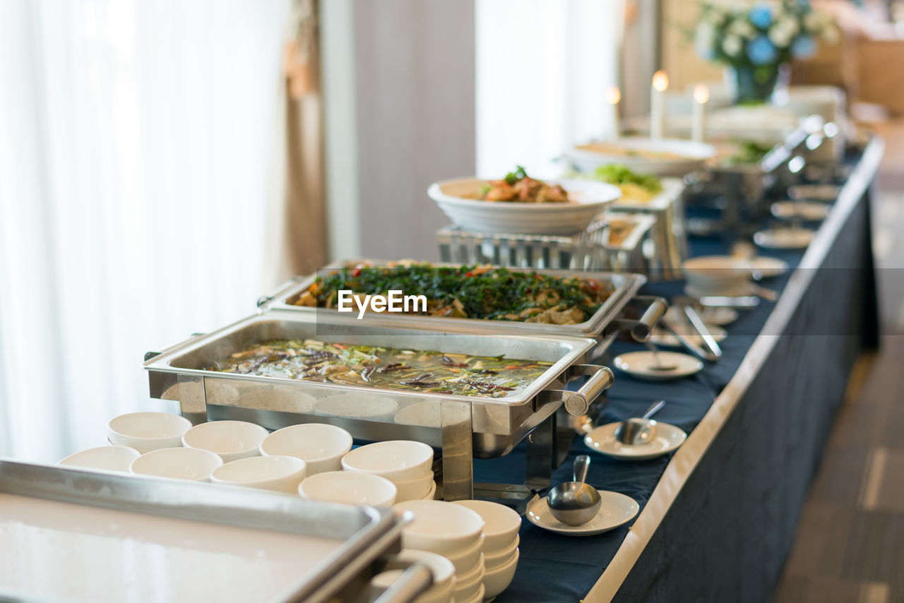 HIGH ANGLE VIEW OF FOOD IN KITCHEN