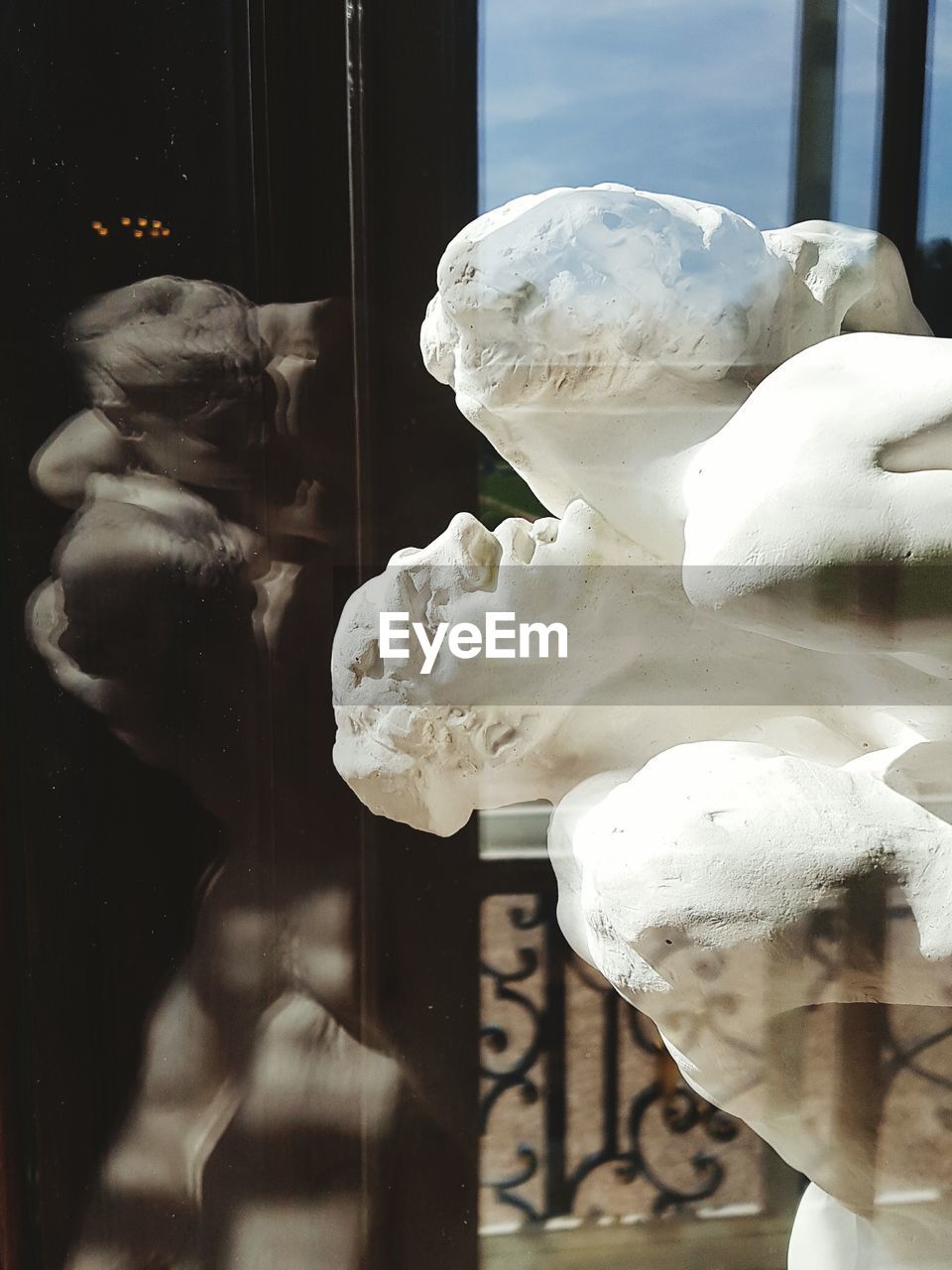 CLOSE-UP OF HUMAN HAND LOOKING THROUGH WINDOW IN GLASS