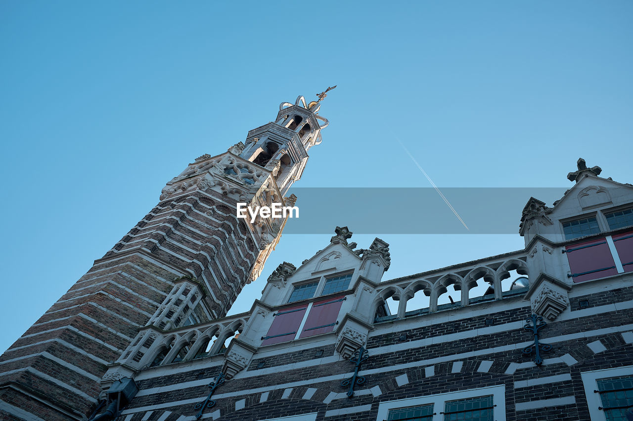 LOW ANGLE VIEW OF BUILDING AGAINST CLEAR SKY