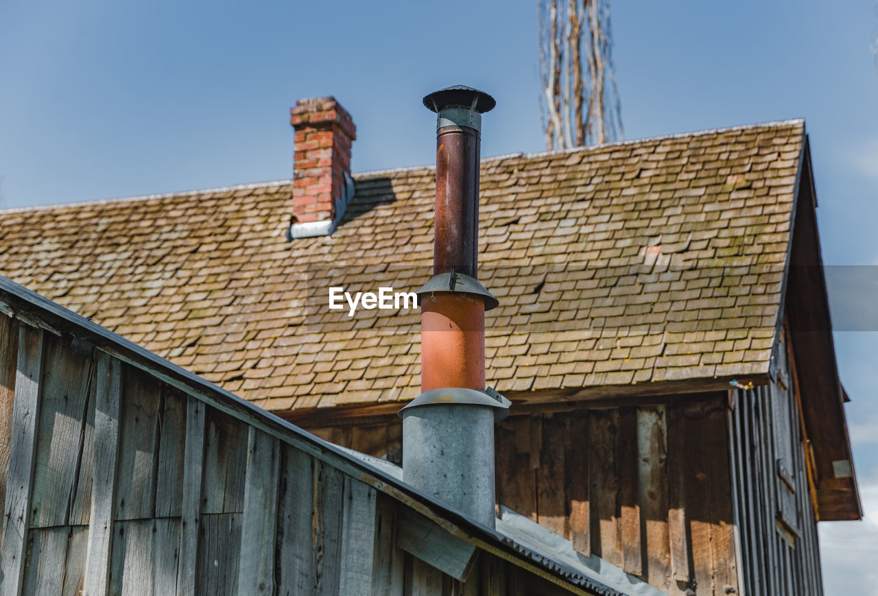 LOW ANGLE VIEW OF HOUSE AGAINST SKY