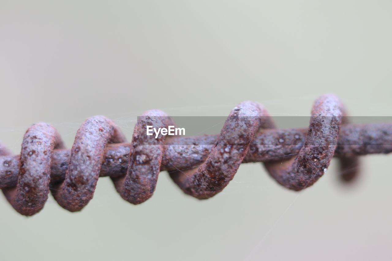 CLOSE-UP OF RUSTY METAL CHAIN