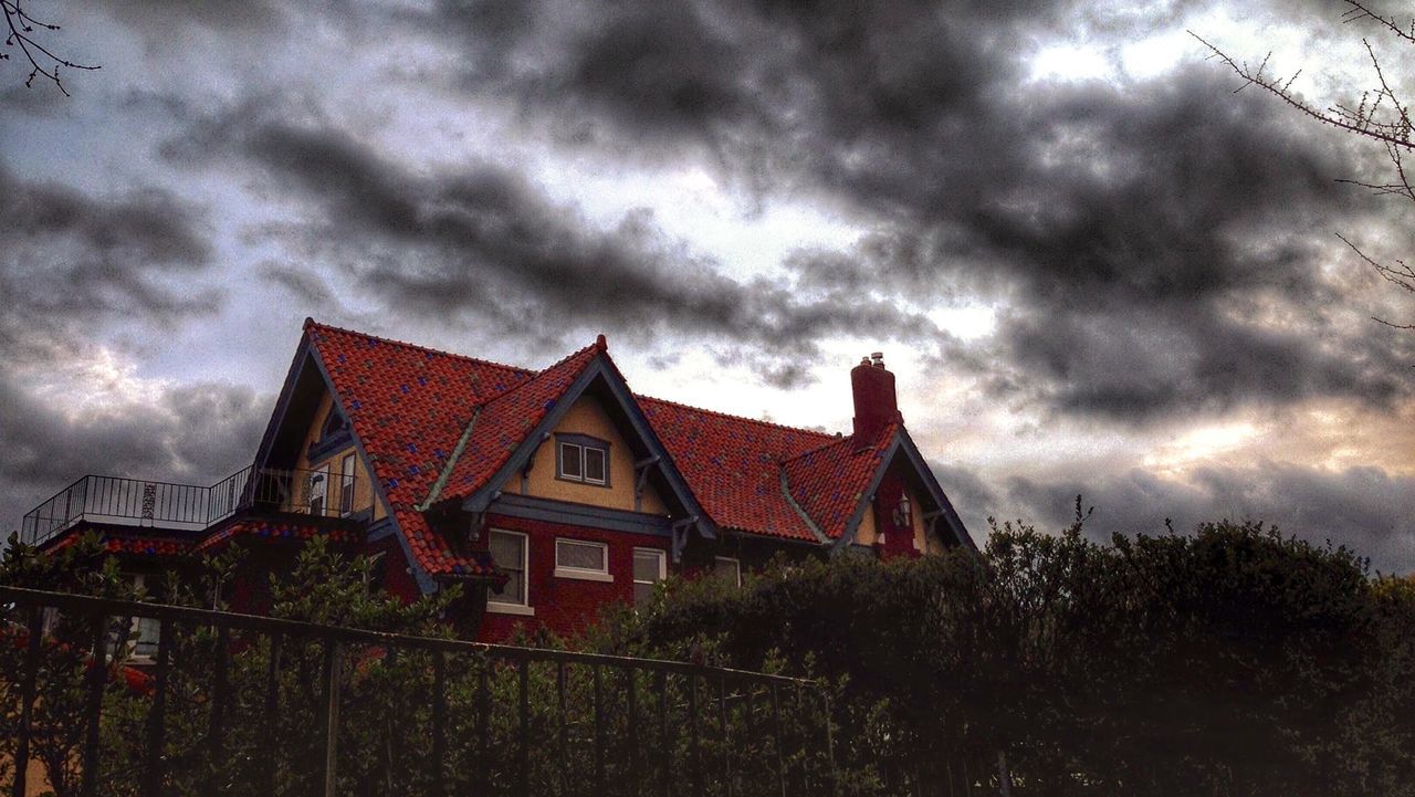 LOW ANGLE VIEW OF HOUSES AGAINST CLOUDY SKY