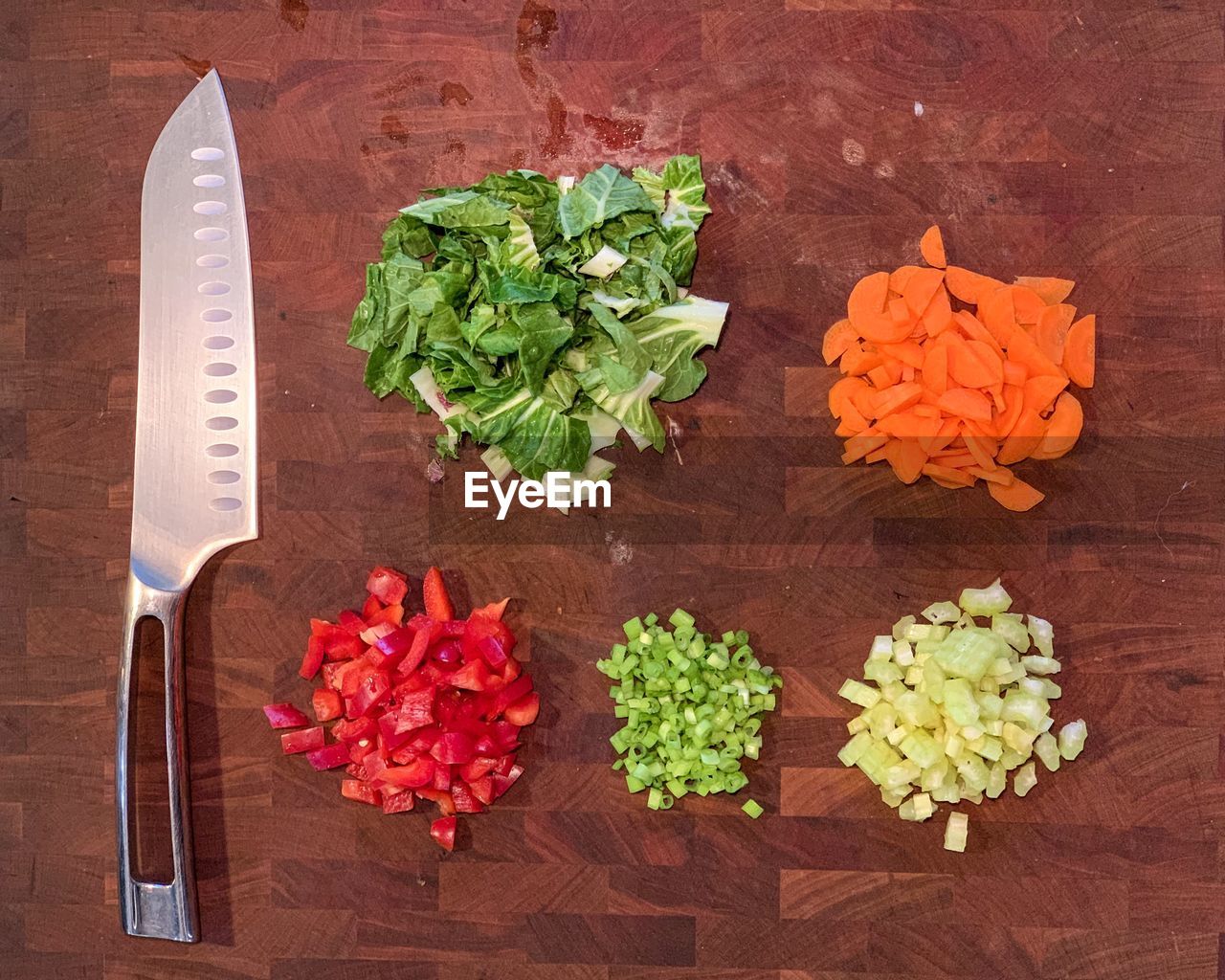 HIGH ANGLE VIEW OF FRESH VEGETABLES ON CUTTING BOARD