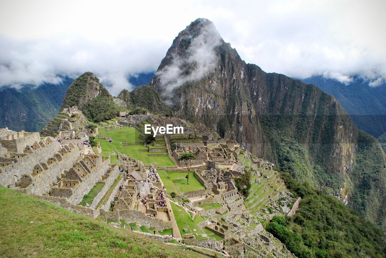 Historic macchu picchu against mountains