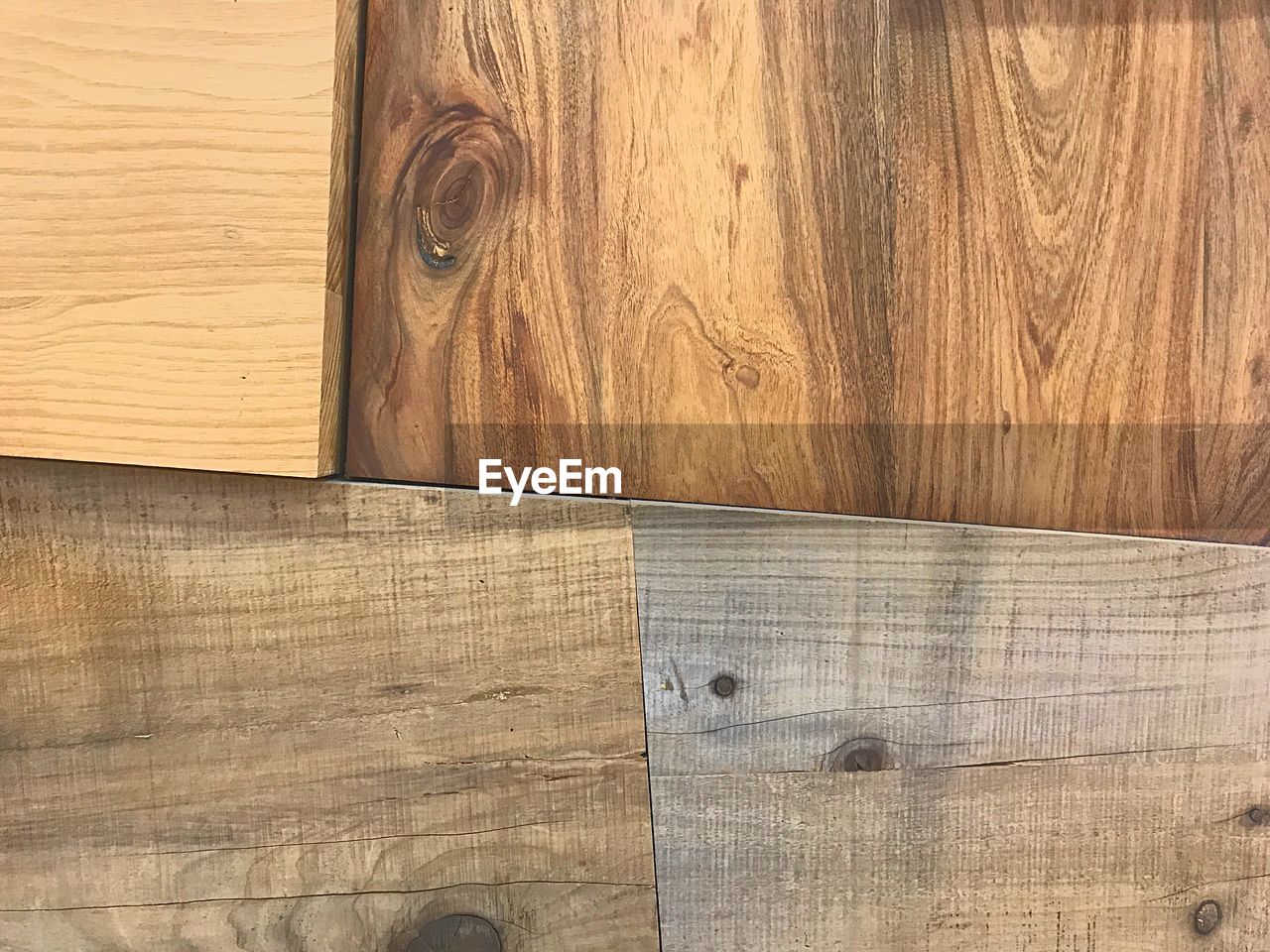 FULL FRAME SHOT OF WOODEN TABLE