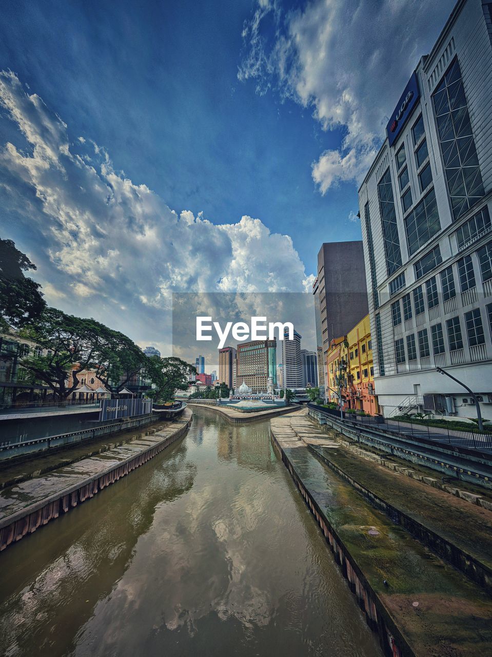 CANAL AMIDST BUILDINGS AGAINST SKY IN CITY
