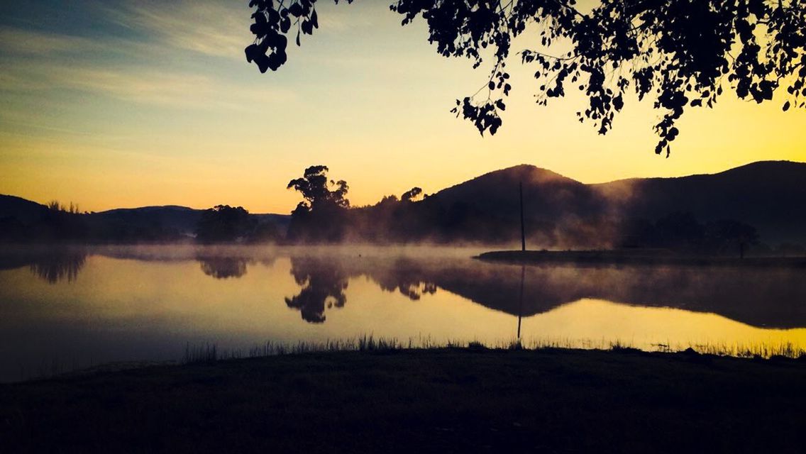 SCENIC VIEW OF LAKE AGAINST SKY DURING SUNSET