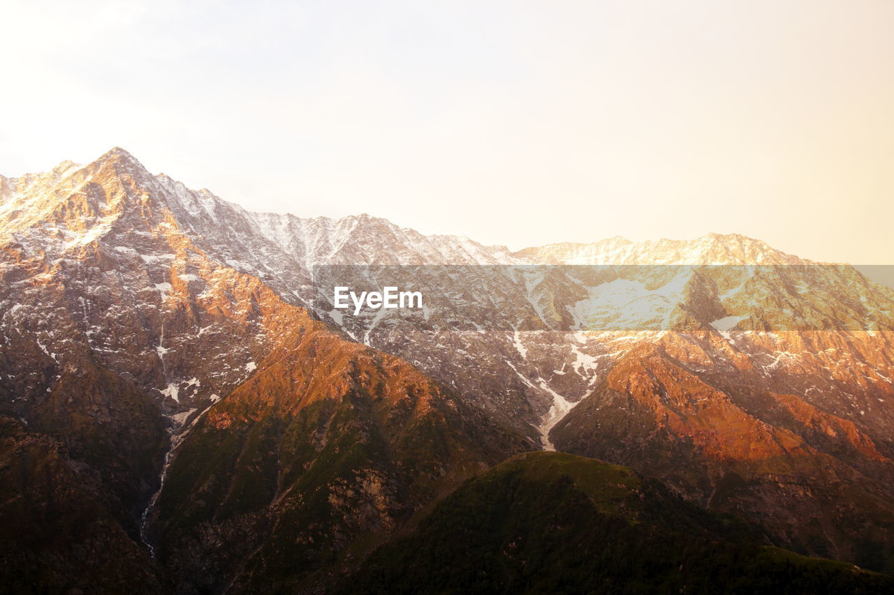 SCENIC VIEW OF MOUNTAIN RANGE AGAINST CLEAR SKY