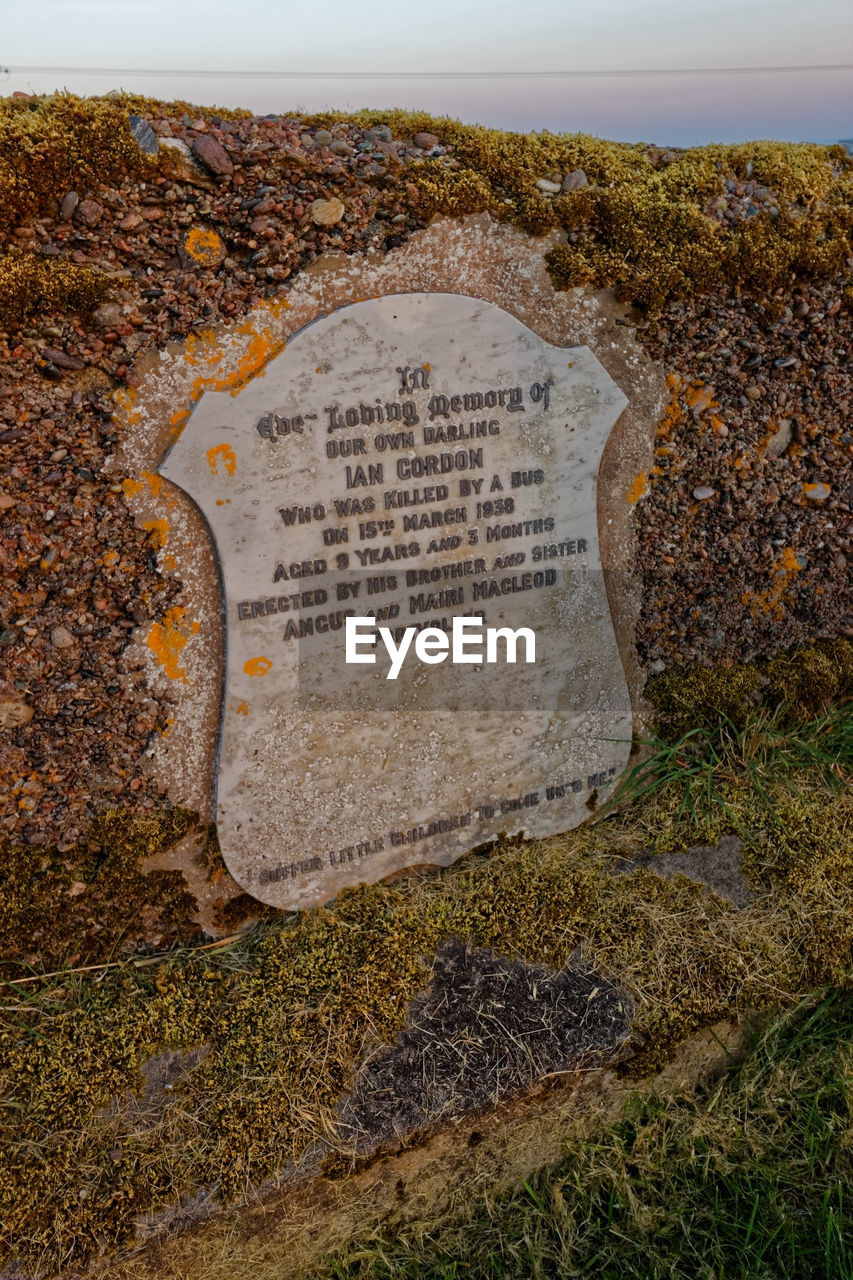 HIGH ANGLE VIEW OF TEXT ON STONE LAND