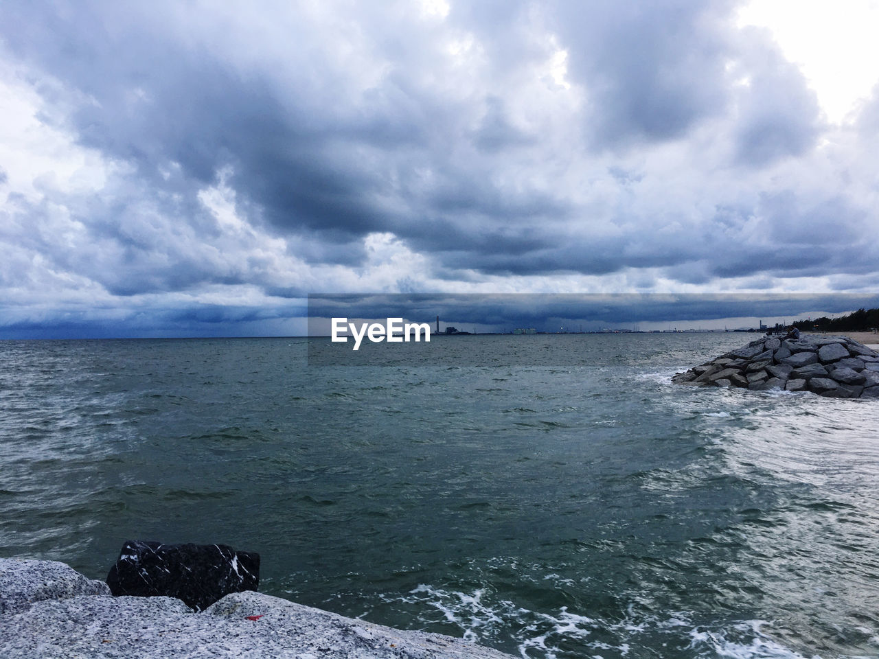 SCENIC VIEW OF ROCKS BY SEA AGAINST SKY