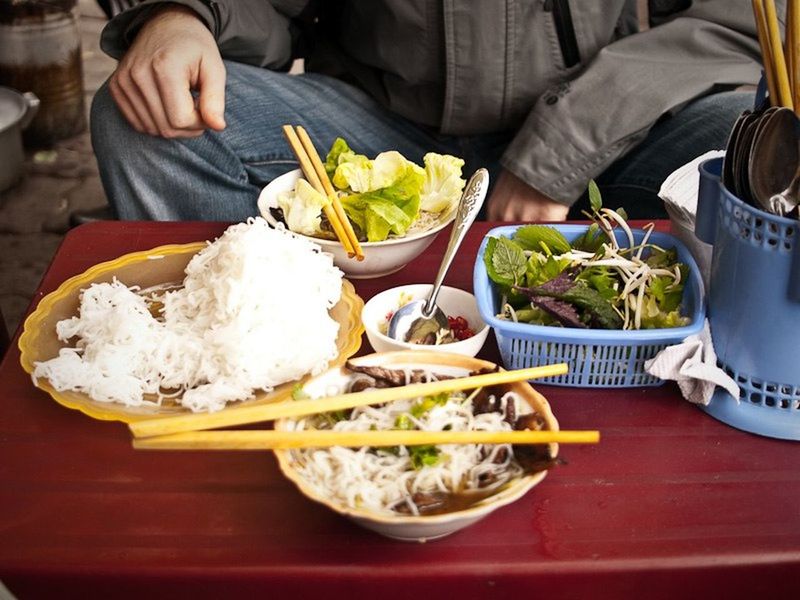 CLOSE-UP OF FOOD IN BOWL