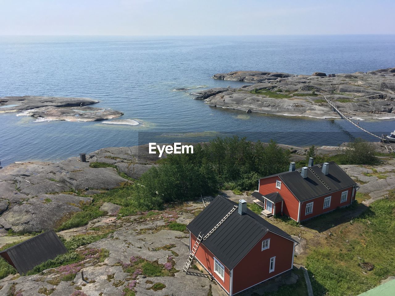 HIGH ANGLE VIEW OF BUILDINGS BY SEA AGAINST SKY