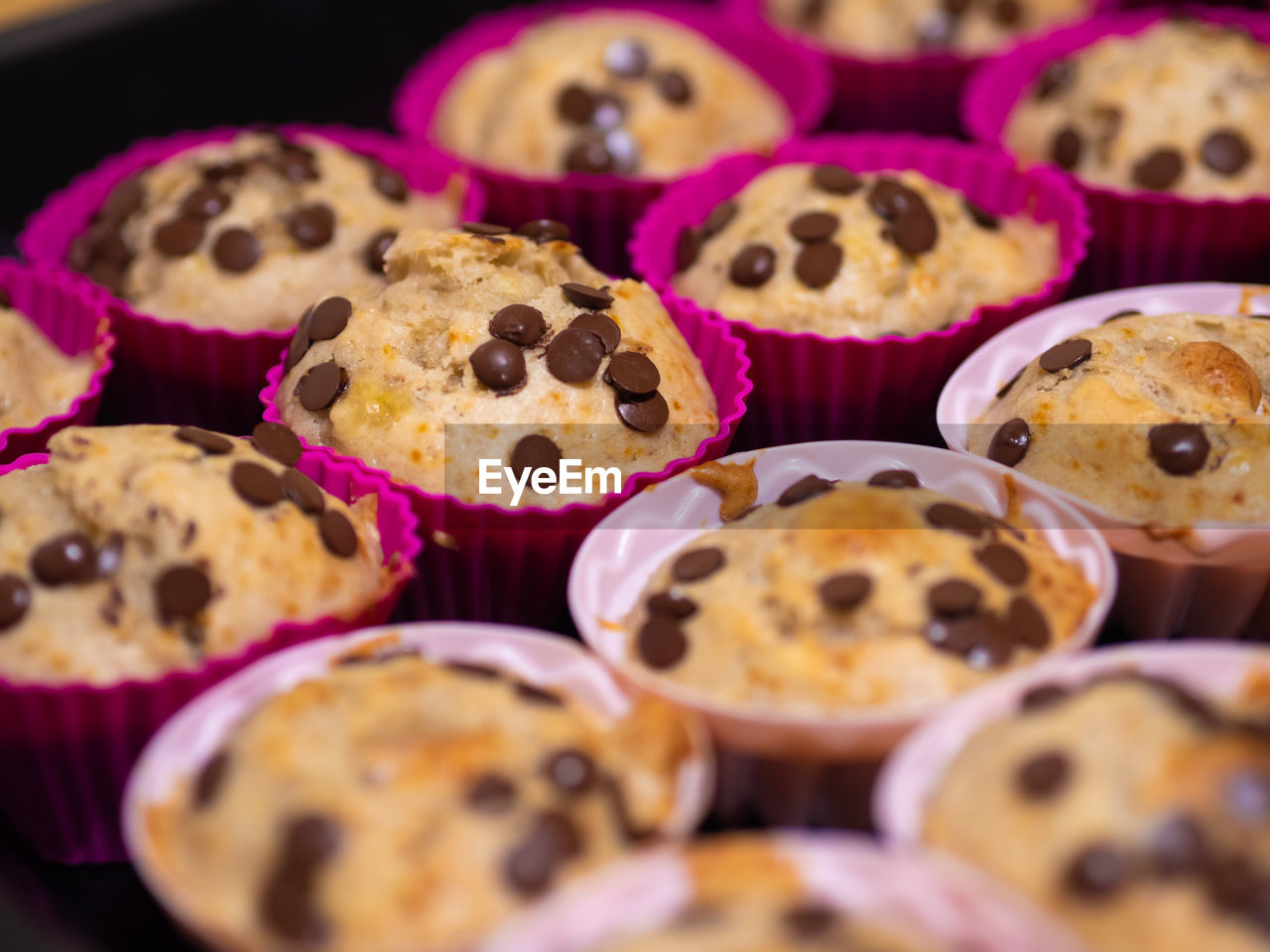 food, food and drink, sweet food, berry, baked, dessert, sweet, chocolate chip, produce, freshness, no people, muffin, fruit, close-up, indoors, selective focus, large group of objects, cookie