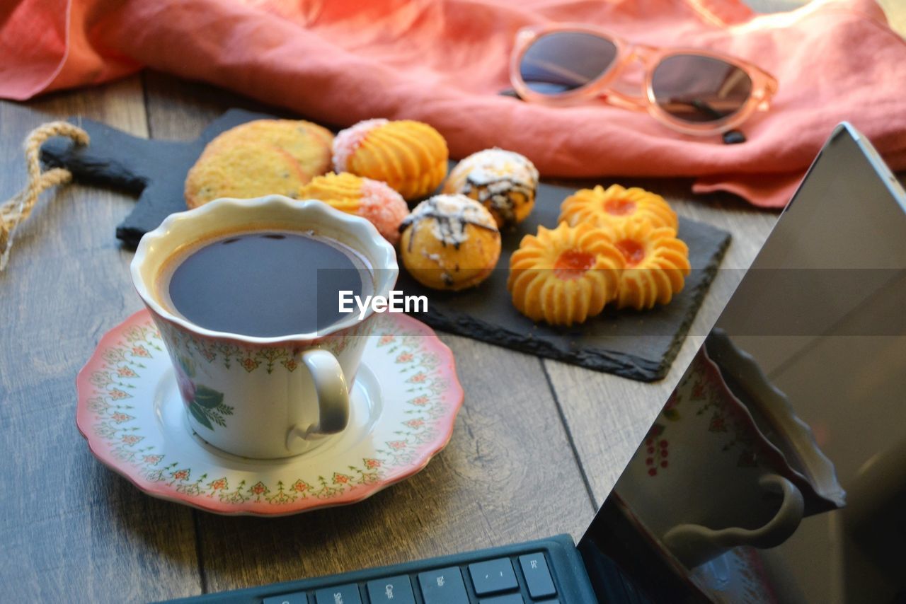 HIGH ANGLE VIEW OF FOOD IN PLATE ON TABLE