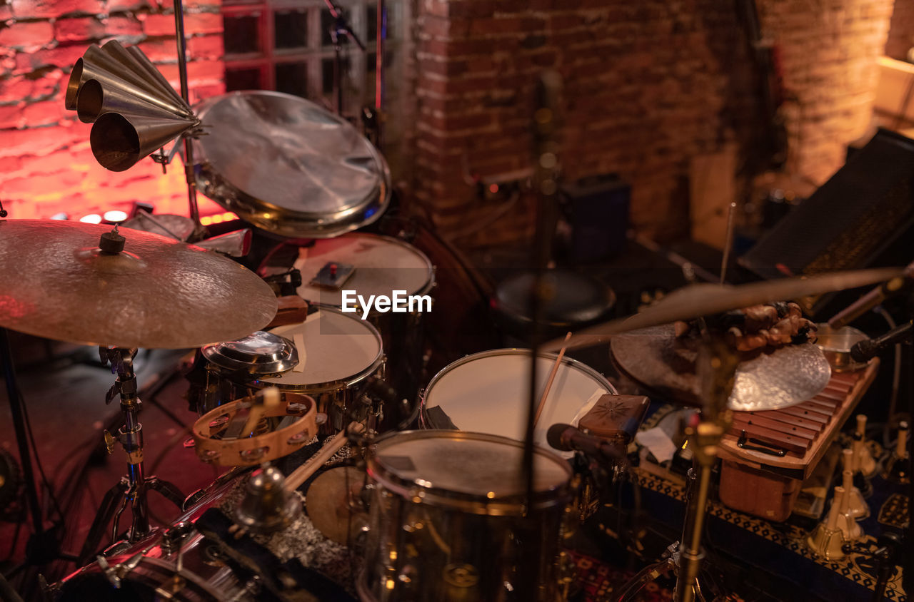 CLOSE-UP OF METAL CHAIN