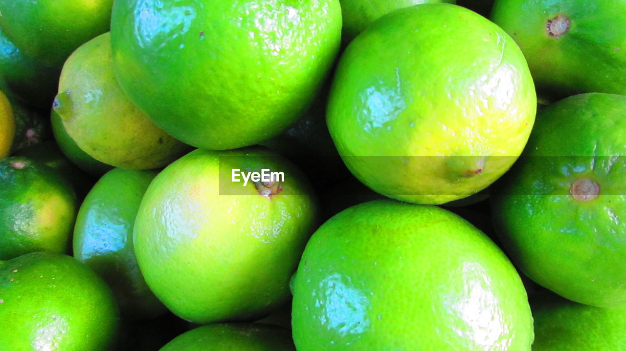 FULL FRAME SHOT OF GREEN FRUITS