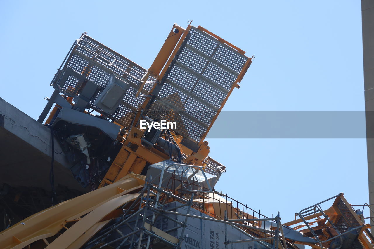 LOW ANGLE VIEW OF CRANE AGAINST CLEAR SKY