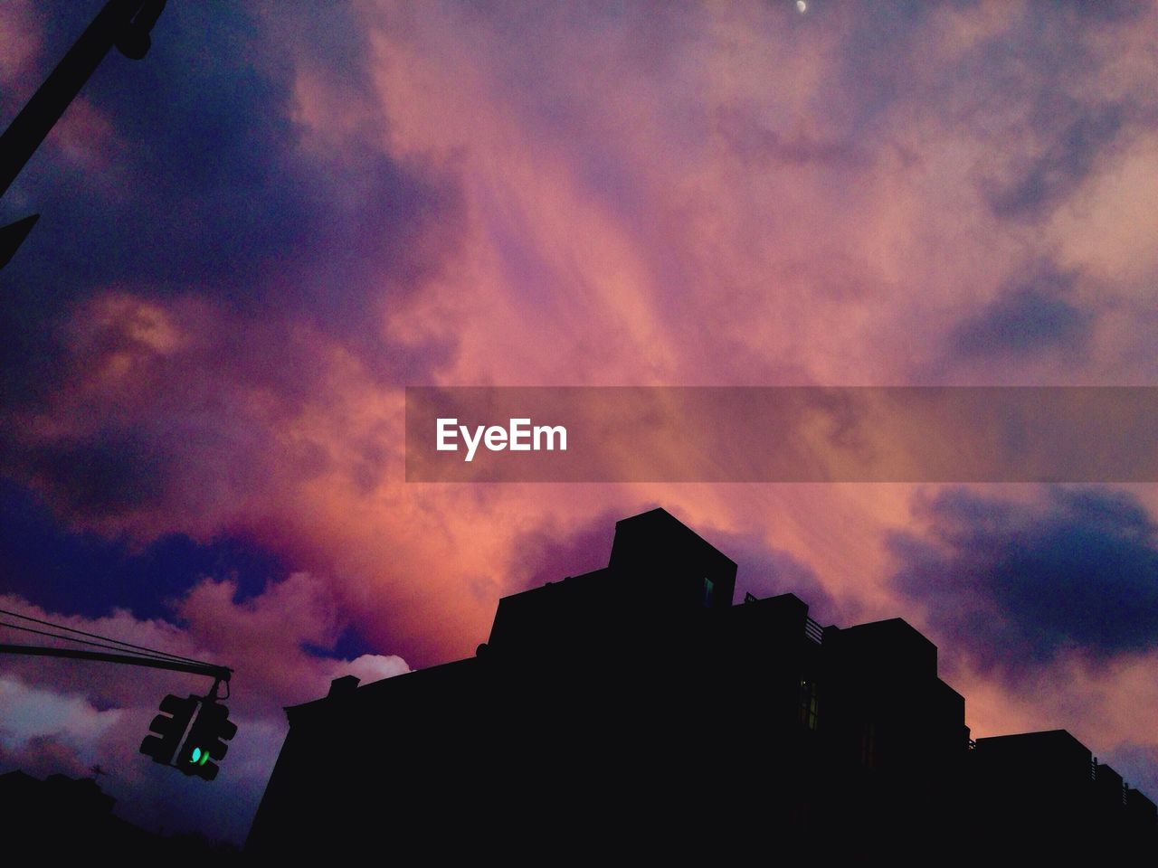 LOW ANGLE VIEW OF BUILDINGS AGAINST CLOUDY SKY