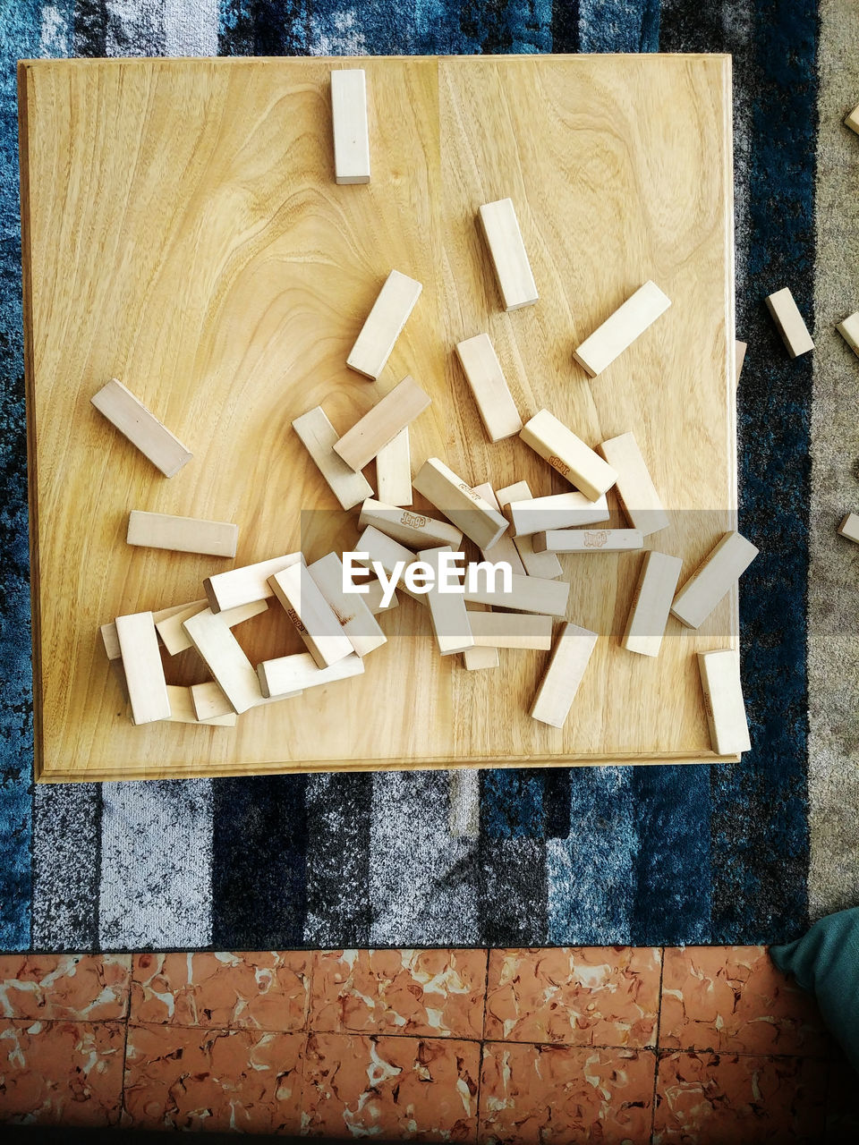 HIGH ANGLE VIEW OF CIGARETTE ON TABLE