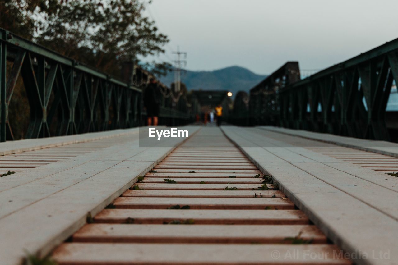 SURFACE LEVEL OF FOOTBRIDGE OVER RAILROAD TRACKS