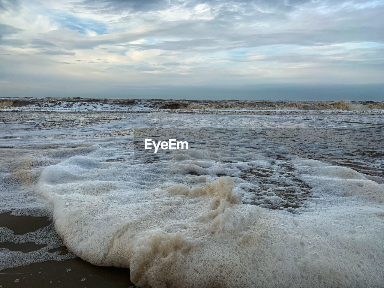 SCENIC VIEW OF SEA WAVES AGAINST SKY