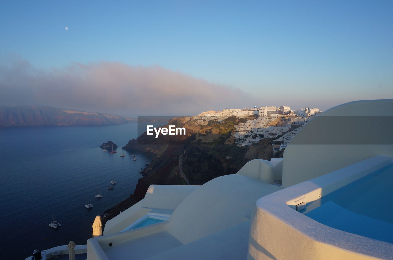 AERIAL VIEW OF BUILDINGS IN SEA