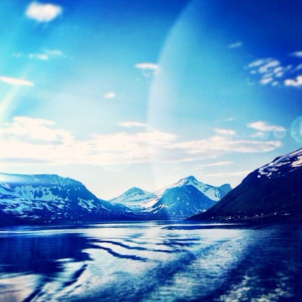 SCENIC VIEW OF SNOW COVERED MOUNTAINS AGAINST BLUE SKY