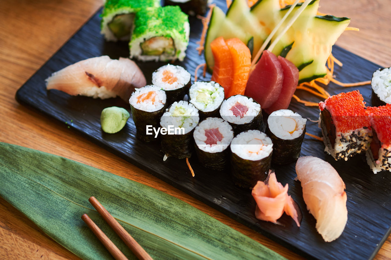 HIGH ANGLE VIEW OF SUSHI IN TRAY ON TABLE