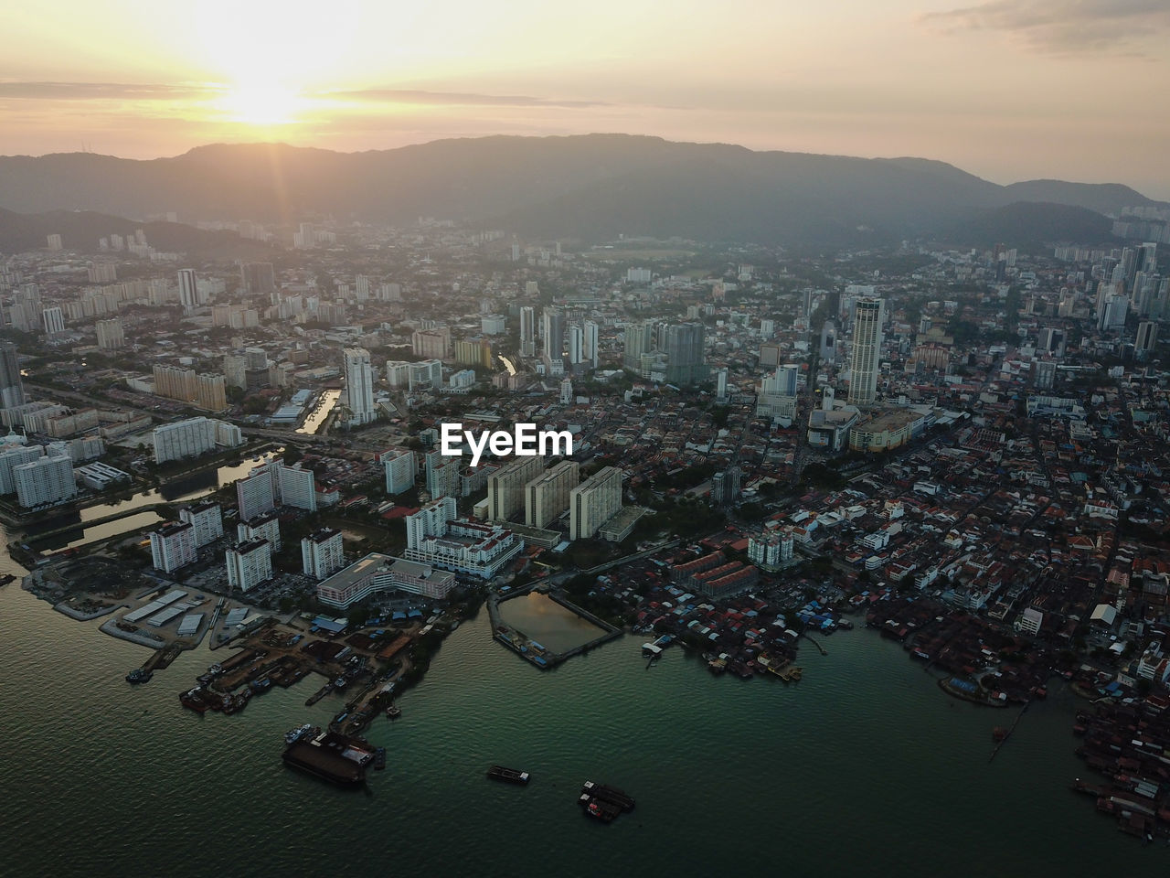 HIGH ANGLE VIEW OF BUILDINGS IN CITY AGAINST SKY