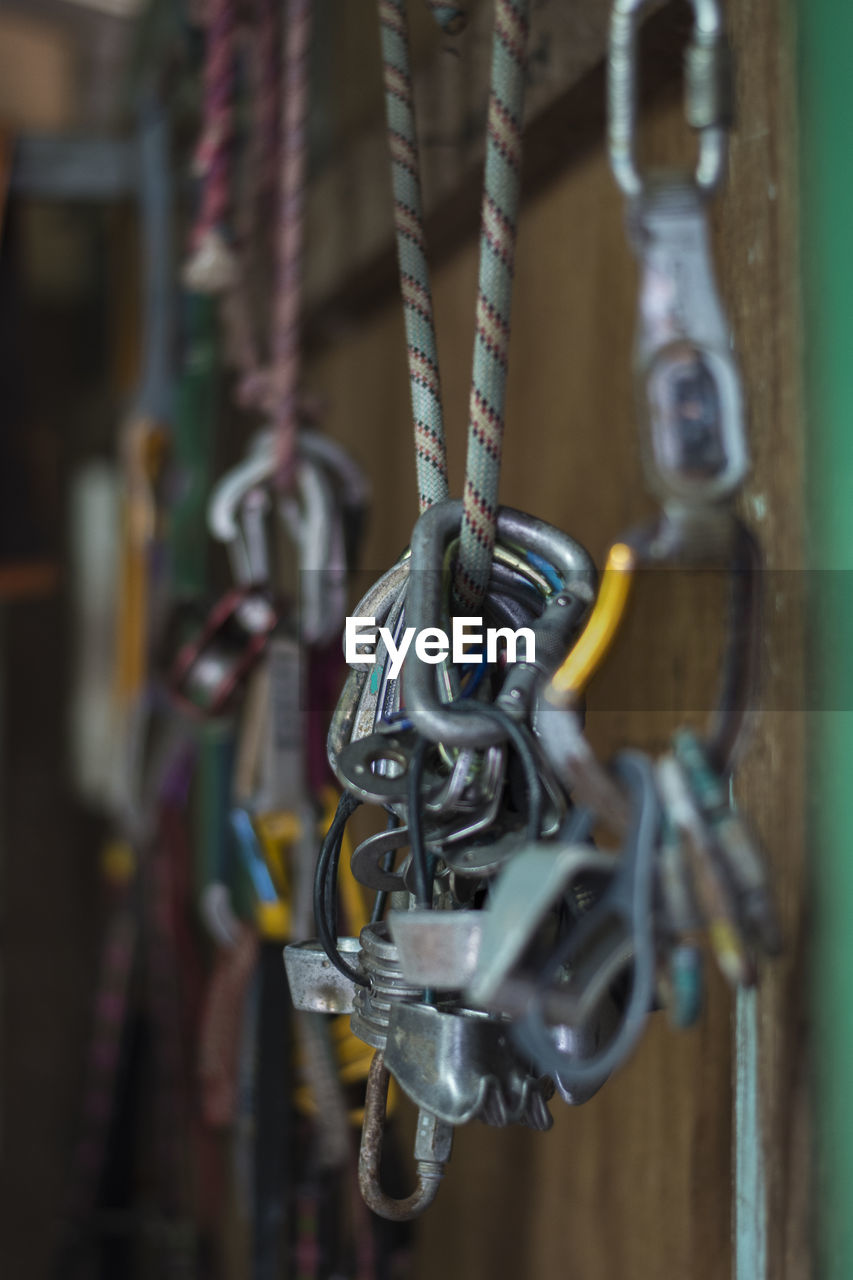 CLOSE-UP OF ROPE TIED UP ON METAL