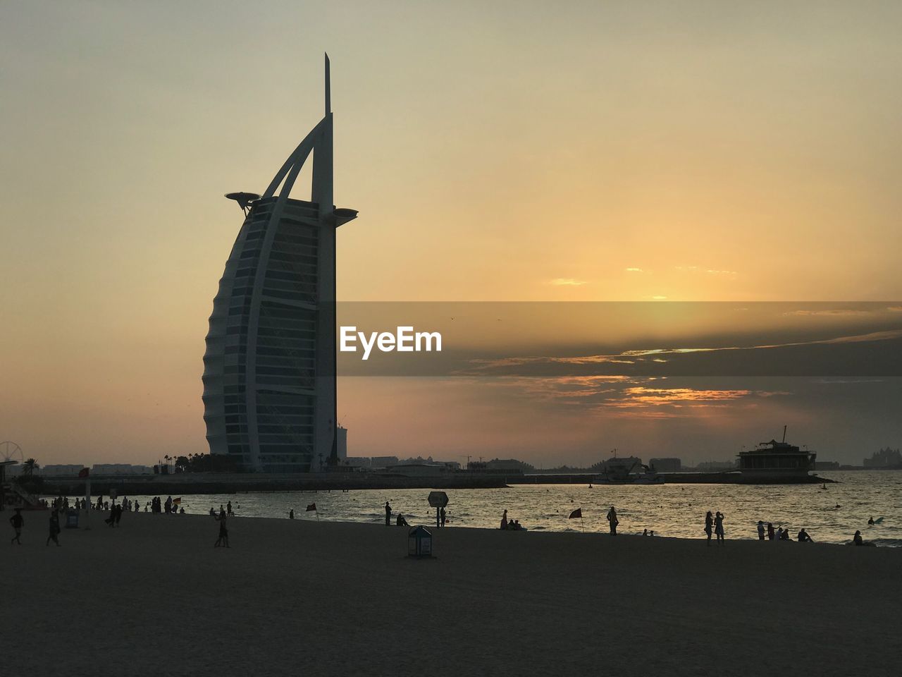 SCENIC VIEW OF SEA AGAINST SKY AT SUNSET