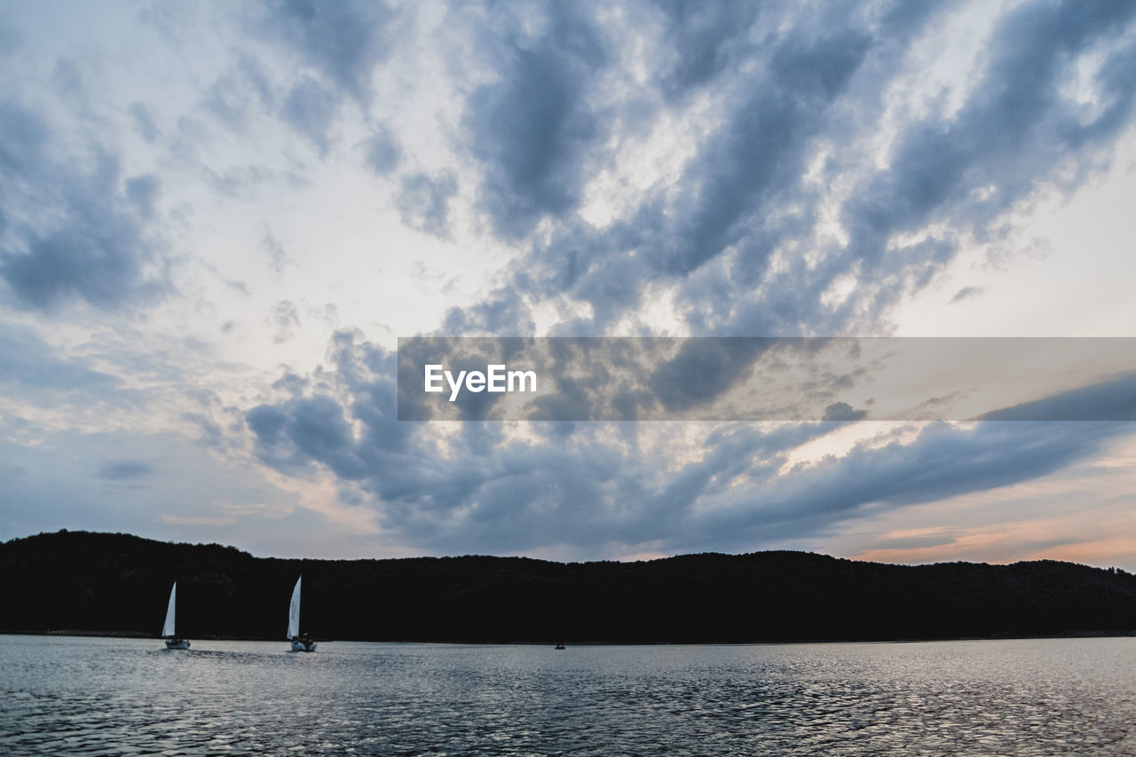 SCENIC VIEW OF SEA AND MOUNTAINS AGAINST SKY