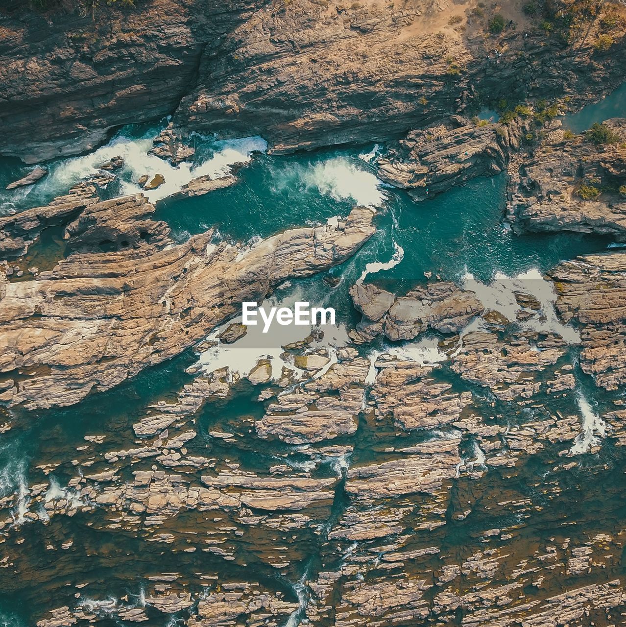 FULL FRAME SHOT OF ROCK FORMATION IN WATER
