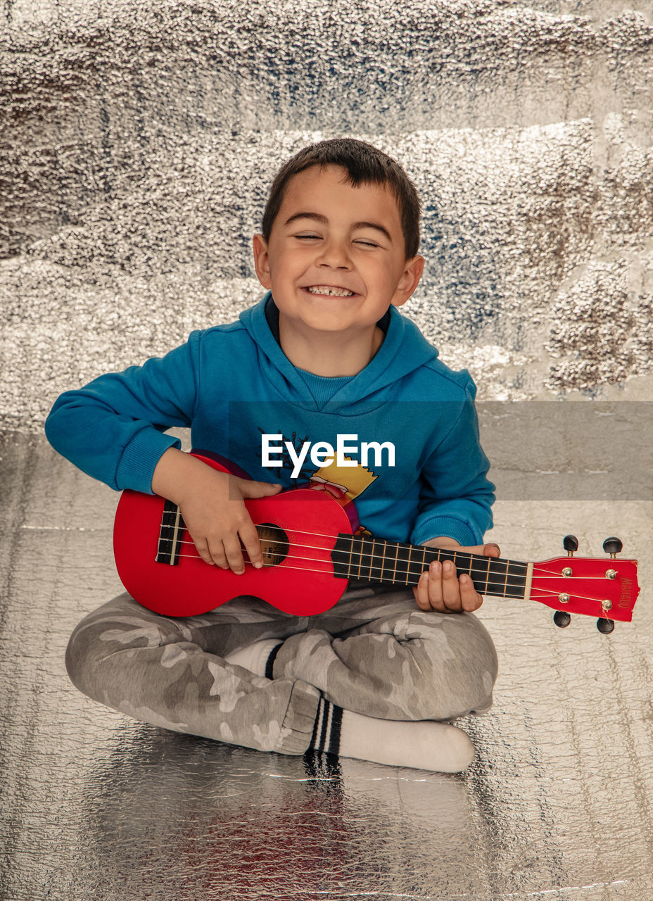 PORTRAIT OF A MAN PLAYING GUITAR
