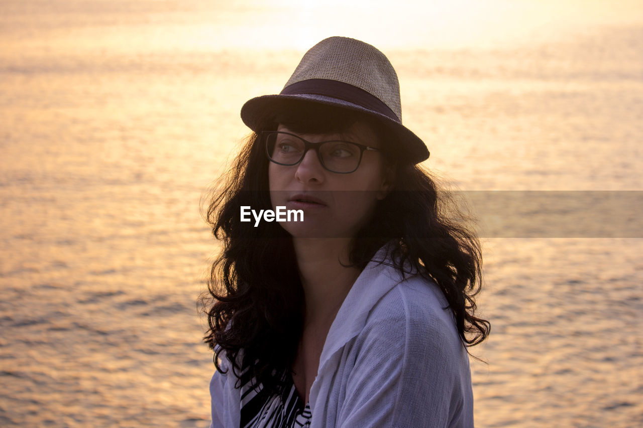 PORTRAIT OF BEAUTIFUL YOUNG WOMAN IN SEA