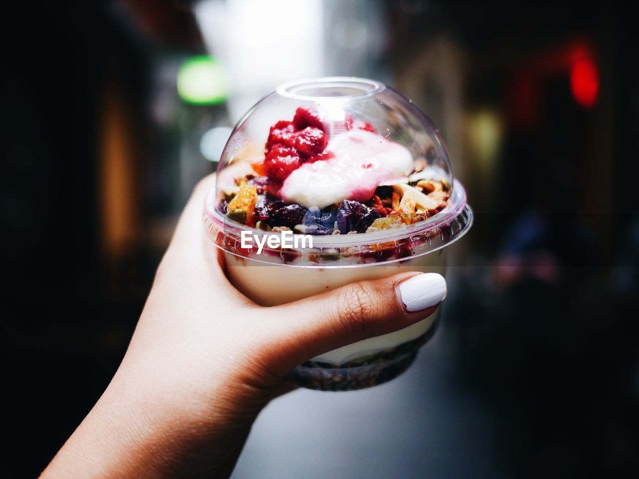 MIDSECTION OF PERSON HOLDING ICE CREAM IN GLASS